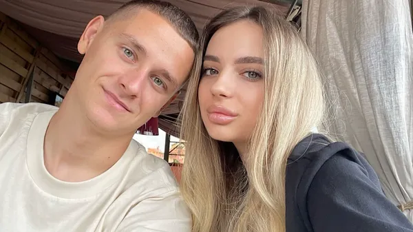 Тепла осінь і щире кохання: дівчина "пивовара" привітала його ніжним селфі – 22 роки Блізніченку