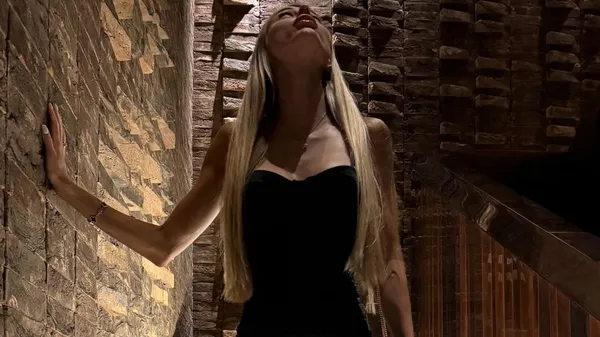 Пассия непобедимого экс-звезды Динамо на свидании с блондином – мини-платье едва удерживает все прелести