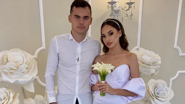 Путря по-хозяйски обнимает свою возлюбленную за талию – романтическое фото