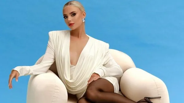 С глубоким декольте и без белья: Савина ошеломила откровенным образом – огненное фото