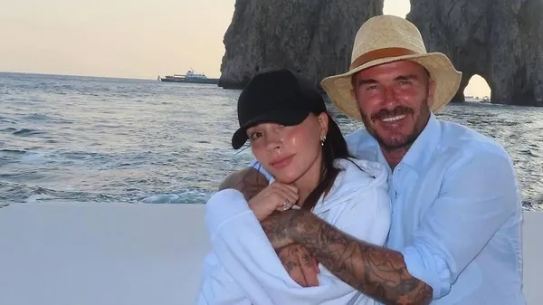 Виктория Бекхэм похвасталась стальным прессом: 50-летняя красавица в лосинах и топе