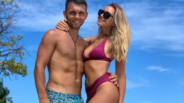 Кохана Караваєва прикрила листком тіло у ледь помітному купальнику – спокуса вийшла на новий рівень