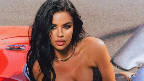 Самая горячая фанатка футбола соблазняет своими пышными формами в мокром наряде – миллионная армия млеет