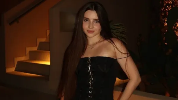 Молода обраниця гравця Карпат попрощалась з літом у розкішній сукні – дівчина, яка захоплює серця