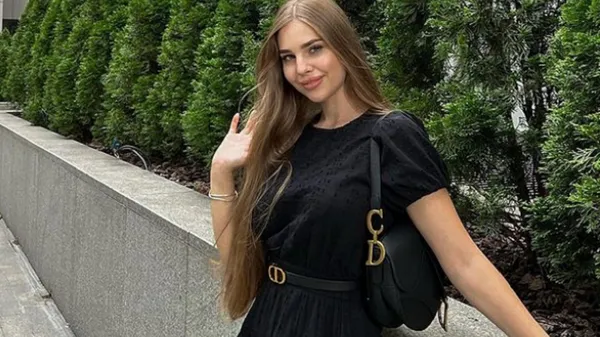 Гламурная жена Забарного восхитила стройностью и цветущим видом в элегантном мини-наряде