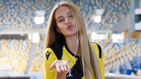 Ведущая Руха эффектно встретила свои 22 – ее атмосферная ночь в обтягивающем платье