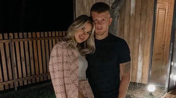 Дружина Кожушка заціловує та не відпускає сина – надзвичайно любляча матуся