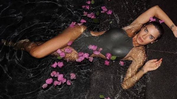 Гламурна обраниця Рамоса зводить з розуму українців, демонструючи точені форми у розкутій сукні