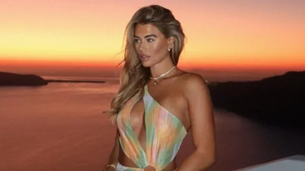 Зухвала колишня зірки Ман Сіті підкреслила пишні принади обтислим бюстом – фани втратили голову