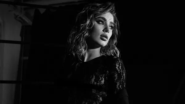 Екс-пасія Костишина вразила танцями: осина талія, сталевий прес і "випадково" засвічені груди