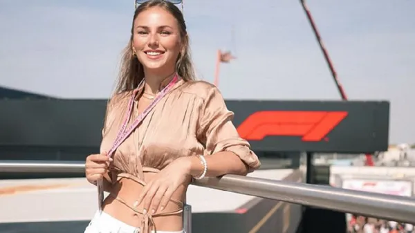 Самая красивая велогонщица из Нидерландов соблазняет безупречной фигурой в хищном платье – взгляд тигрицы