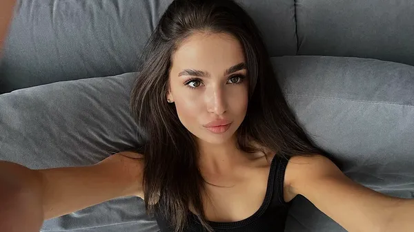 Дівчина Ваната зачарувала новим селфі з ліфта: стиль і краса на висоті