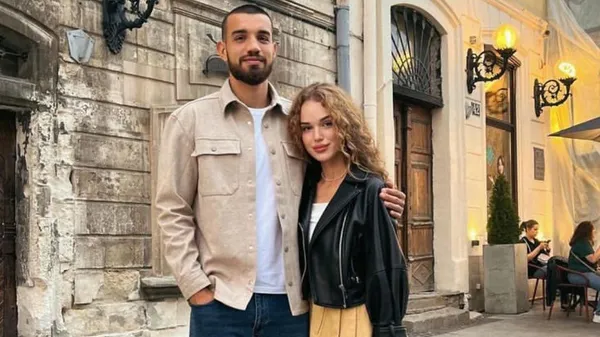 Чарівна любка Бабогла замилувала романтичним відео з чоловіком у річницю шлюбу – вітаємо