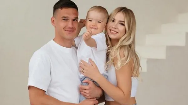 Звезда Динамо в лучшие компании восстанавливает свои силы в бассейне – жена показала сладкий релакс