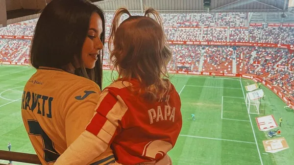 Донька Кравця прогулює, бо не пропускає матчі татуся – гімнастка стала справжньою зіркою трансляції