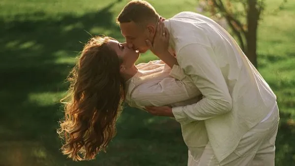 Кохана Різника посвітила стрункими ніжками на фоні гарбузової фотозони – мадам готова до Гелловіну