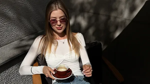 Изящная красавица Драмбаева: нежный макияж и открытая спинка мини-платья – она плавно изгибается