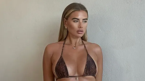 Спекотне літо триває: екс-дівчина зірки Ман Сіті вразила ідеальним тілом та засмагою – фотодоказ