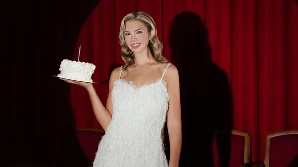 Избранница Тымчика с букетом цветов: серьезное настроение без намека на улыбку