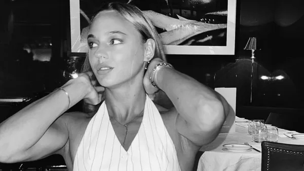 Білодід нагадала про себе стрункими ніжками під час відпочинку: смачна їжа та сонячна засмага – вау