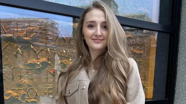 Прекрасна обраниця Миколенка захопила увагу своєю природною красою – в неї осінній настрій