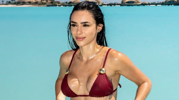 Дерзкая возлюбленная Неймара блеснула волнующими прелестями у бассейна – огненная съемка в купальнике