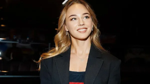 Білодід перехоплює подих в ефектному наряді з екстремальним декольте – насолода для очей