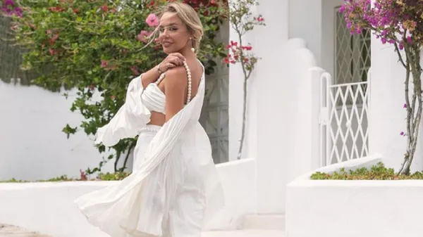 Зваблива кохана Федецького похвалилася сліпучими принадами на тлі райського краєвиду – фото