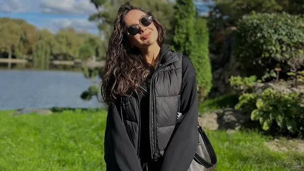 Друга половинка оборонця Вереса захоплює стильним осіннім луком біля кавової галереї – вау 😍