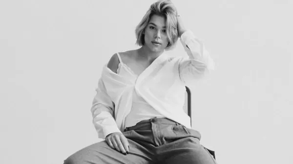 Атлетка з філіжанкою кави: Лочман зачарувала теплим відпочинком у Києві – має спокусливий вигляд