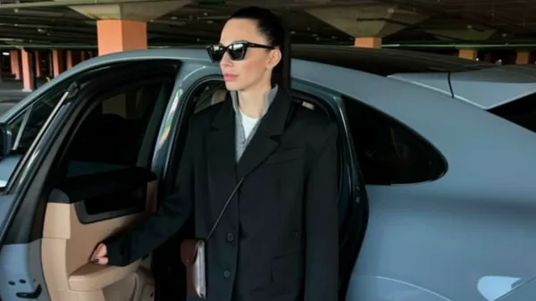 "Так я відчуваю цю осінь": кохана Чоботенка з ніжністю попозувала на камеру – її врода зачаровує