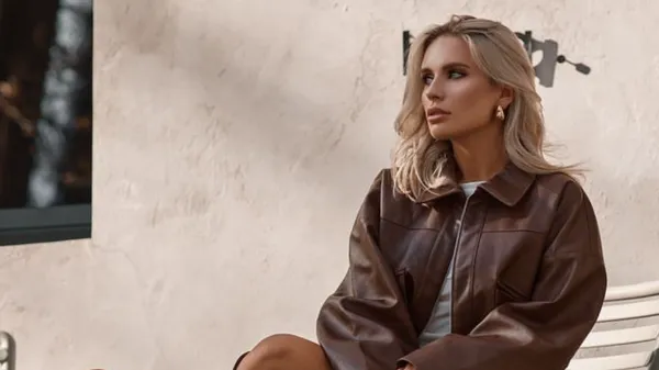 Дівчина динамівця продемонструвала своє струнке тіло на вулицях Києва – вразила зухвалим образом