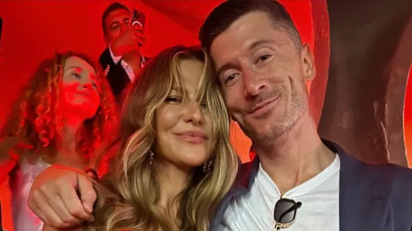 Очаровательная жена Левандовски в крошечных шортиках болела за своего любимого – забил гол и не один