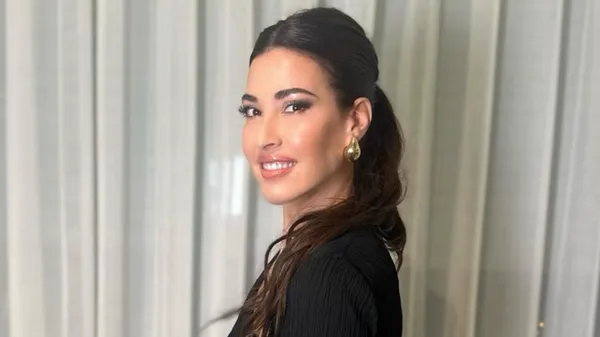 Пристрасна дружина Хаві біля ефектного авто позує в обтислій сукні – фани втратили голову