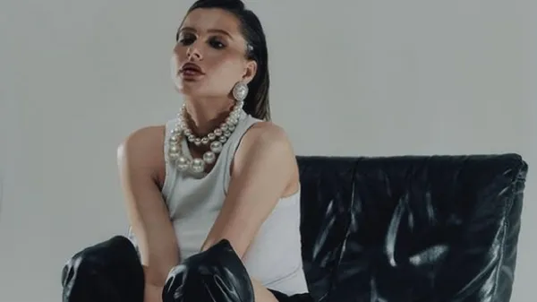 Довгонога дружина зірки Динамо здивувала фанів цікавим образом – мережа палає від струнких форм