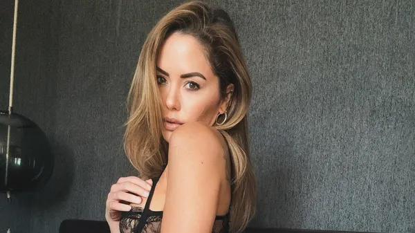 Самая известная ринг-герл возбуждает сеть: смелое фото разожгло воображение фанатов