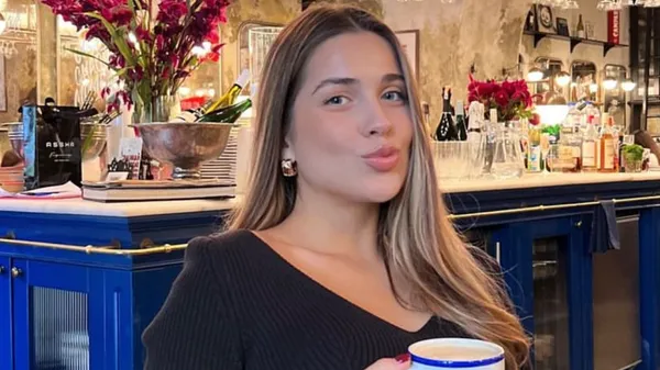 Світиться від щастя: Лелюк підкреслила вагітний животик обтислою сукнею – такий вигляд їй личить