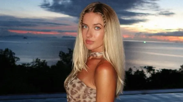 Сексуальна богиня спорту: німецька легкоатлетка зачаровує вирізом на заході сонця – спекотно