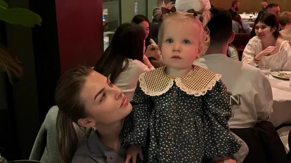 Дружина Зінченка показала своїх найкращих подруг – лізе надпити з фужера та не дає глянути футбол