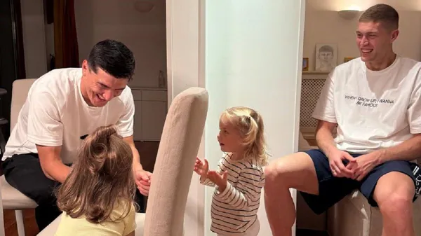 "Насипає йому": Довбик подружився сім'ями з екс-форвардом Ростова – тато на чергуванні