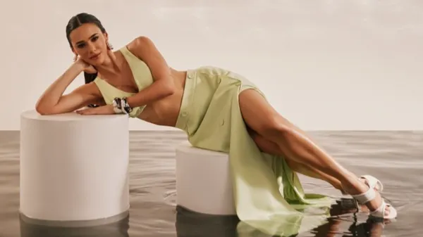 Шикарна кохана Неймара засліпила пишними формами під час відпочинку – дуже спокусливо