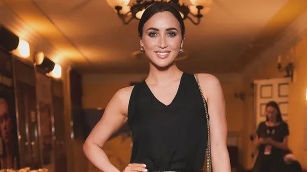 Справжня краса: Різатдінова захопила витонченою фігурою в стильній сукні – витонченість та грація