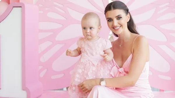 "Коли ти мама": дружина Кузика показала, як її дороге авто перетворилося на дитячу забавку – шок