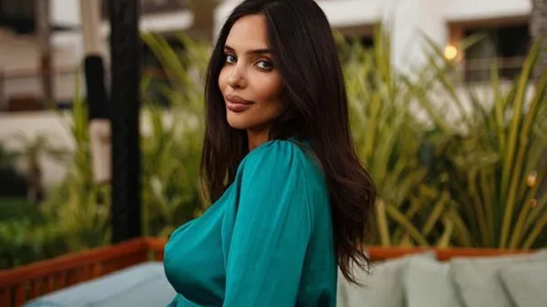 Неймовірна кохана зірки Барселони вийшла у світ з голими ніжками – фани не можуть стриматися