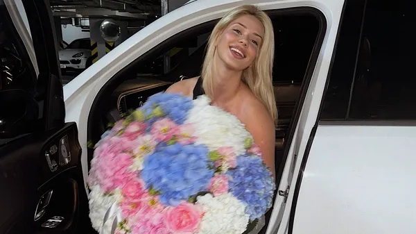 Чарівний образ Зубкової вдома: троянди, пишне декольте і справжня жіночність