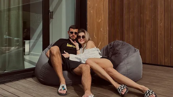 Зачарувала мережу: друга половинка гравця Руху підкорила серця ранковим селфі