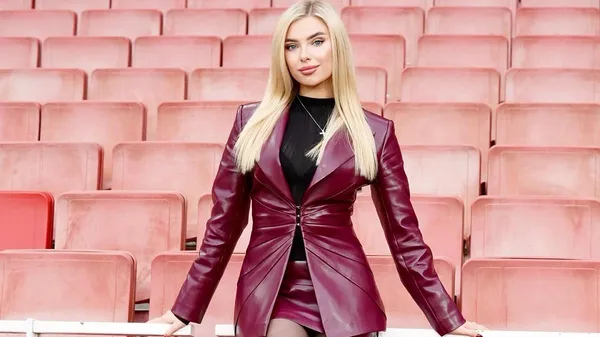 Ведуча Шахтаря змусила шаленіти весь стадіон Арсенала – занадто сексапільний образ пасії футболіста