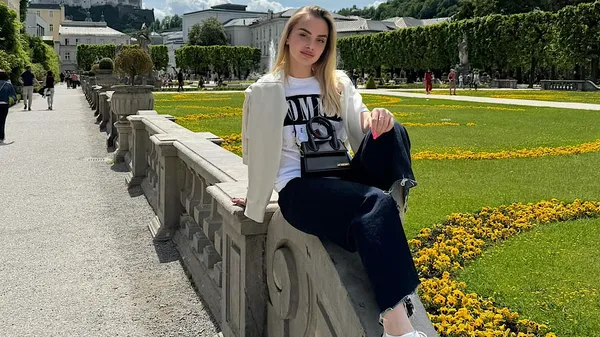 Осінь в теплі: дівчина Смолякова та її домашній улюбленець готові до прохолоди