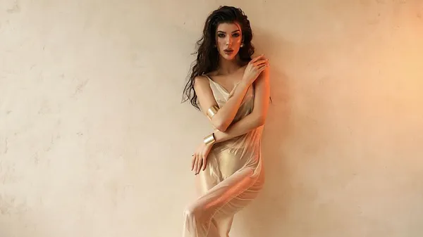 Невеста Очеретько напомнила о себе: спустила джинсы и позирует во всем сером перед зеркалом