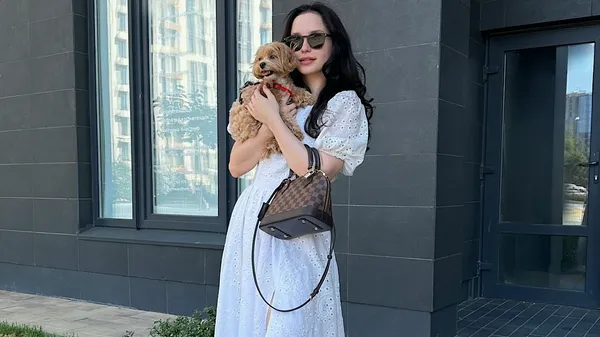 Избранница Батагова поражает красотой в Турции: идеальный кадр на фоне голубого неба и синего моря